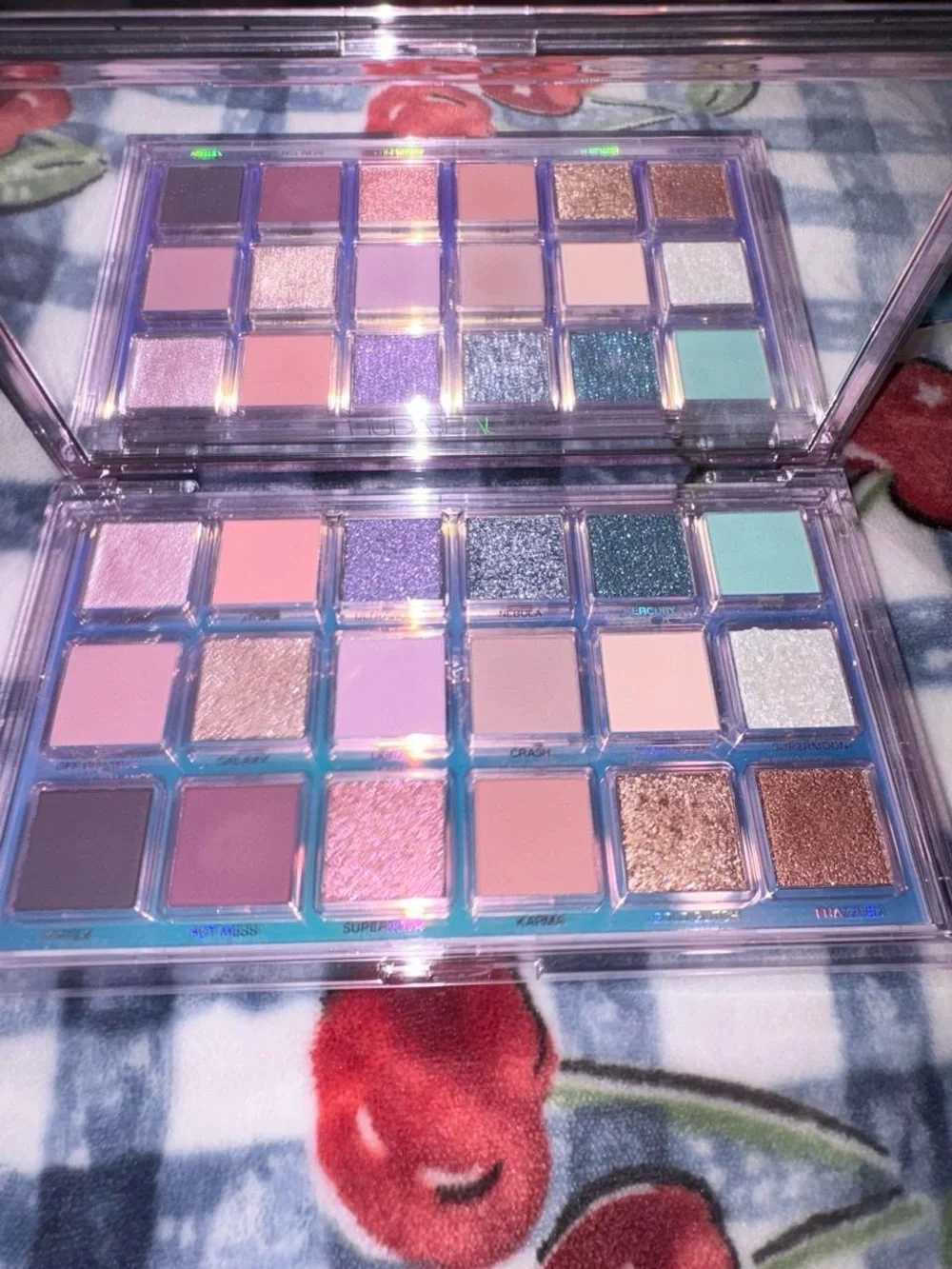 HUDA BEAUTY Mercury Retrograde Holographic Eyeshadow Palette - Iridescent Silver